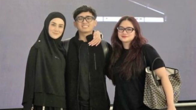 Mulan Jameela dan dua anaknya Daffi dan Tiara Savitri. (Instagram/@mulanjameela1)