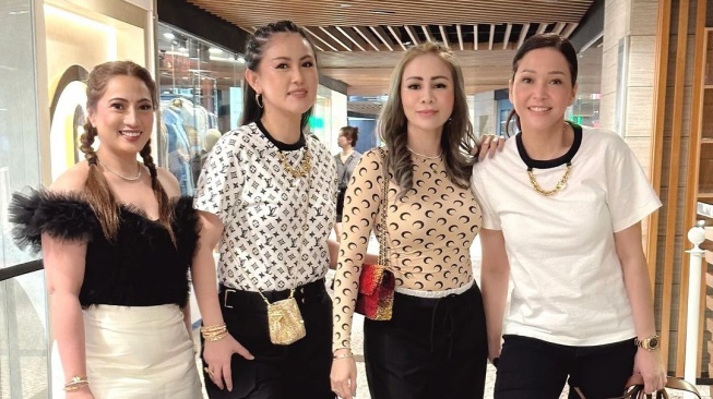 Potret Maia Estianty dan Momo Geisha Liburan di Singapura. (Instagram/maiaestiantyreal)