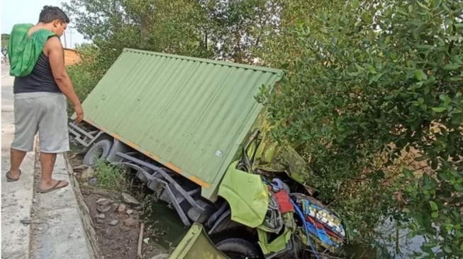 Konsentrasi Hilang, Truk Boks Hantam Dump Truk di Kaliwungu, Sopir Patah Tulang