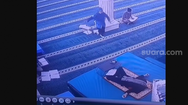 Detik-detik Pria Meninggal Saat Baca Al Qur'an di Masjid Kampus UNM, Netizen Cemburu