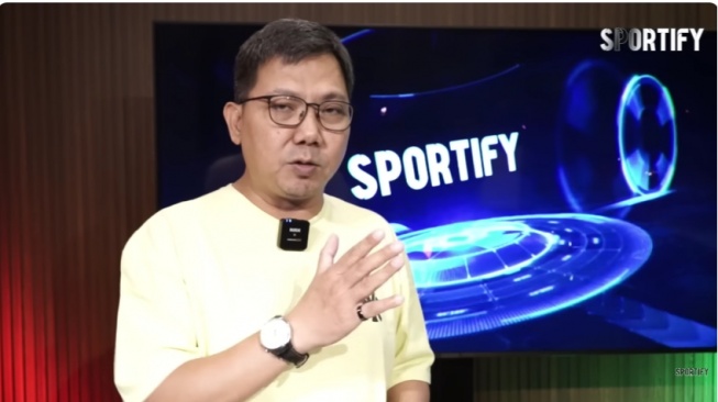 Pengamat Sepak Bola Nasional, Tommy Welly alias Bung Towel (YouTube/ Sportify Indonesia)