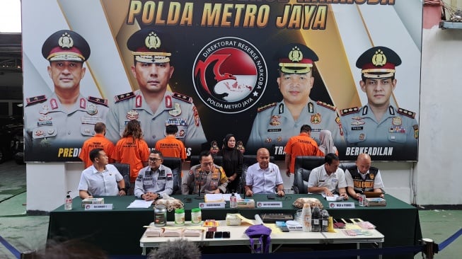 Polda Metro Jaya merilis kasus kasus penyelundupan narkoba jenis kokain cair yang dikemas dalam botol sampo oleh  dua warga negara Portugal di Jakarta, Senin (25/3/2024). [Suara.com/Yasir]