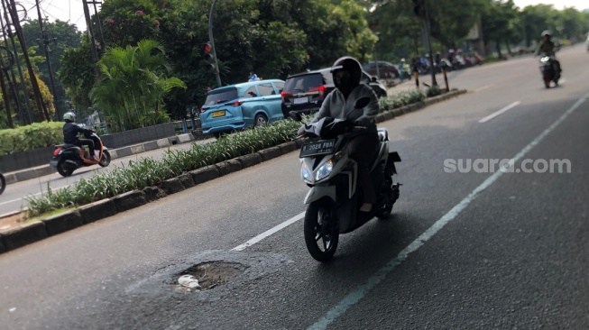 Bahaya! Potret Jalan Berlubang dan Rusak di Jalur Mudik Lintas Kalimalang Bekasi [Suara.com/Mae Harsa]