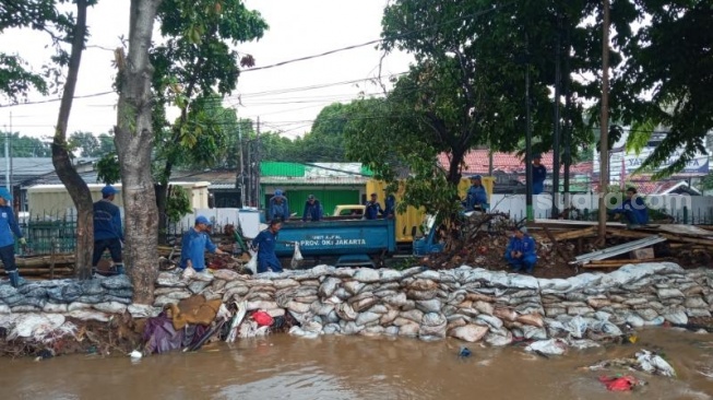 Bukan Jebol, Tanggul Kali Hek di Kramat Jati Belum Selesai Dibangun