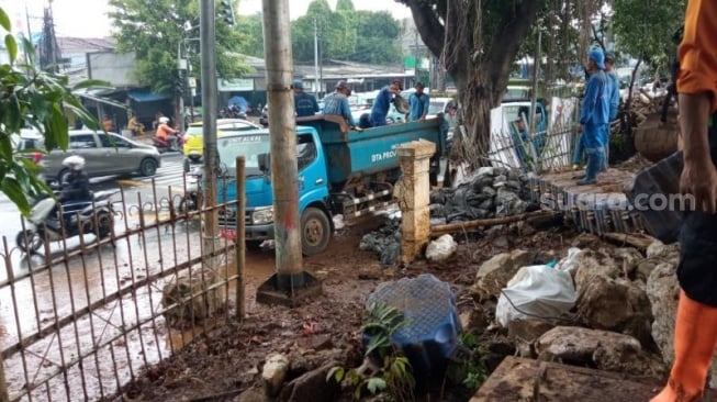 Tanggul kawasan Hek Kramat Jati, Jakarta Timur. (Suara.com/Muhamad Iqbal Fathurahman)