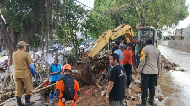 Petugas gabungan menangani banjir di kawasan Kramat Jati, Jakarta Timur, Senin (25/3/2024). ANTARA/HO-BPBD DKI. 