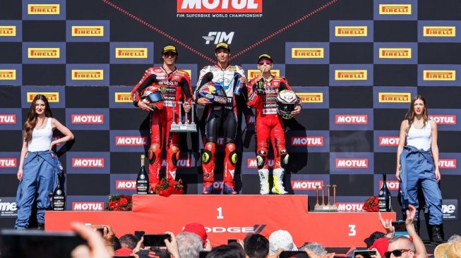 Juara Race 1 WorldSBK 2024 Spanyol, Toprak Razgatlioglu diapit Nicolo Bulega dan Alvaro Bautista [WorldSBK Press Office]