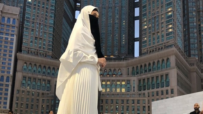 Artis Umrah Tanpa Didampingi Suami (Instagram/@dhiniaminarti)