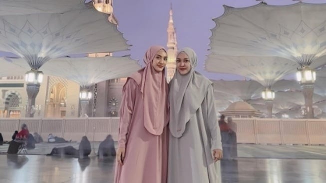 Artis Umrah Tanpa Didampingi Suami (Instagram/@anissaaziza)