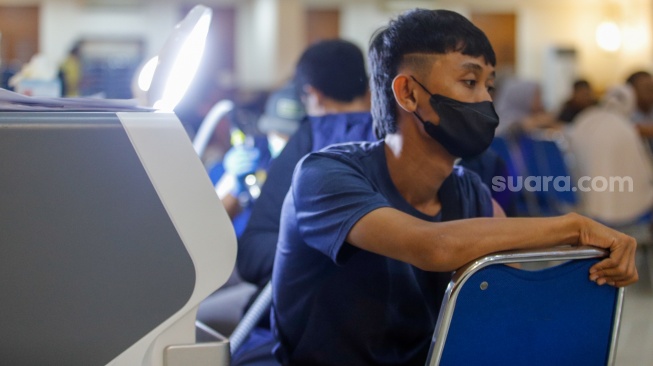 Warga mengikuti Layanan Hapus Tato Ramadan di Kantor Wali Kota Jakarta Pusat, Jakarta, Selasa (26/3/2024). [Suara.com/Alfian Winanto]