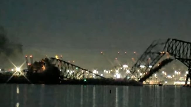 Jembatan Francis Scott Key Runtuh Ditabrak Kapal Kargo Singapura, 20 Pekerja Jatuh ke Sungai