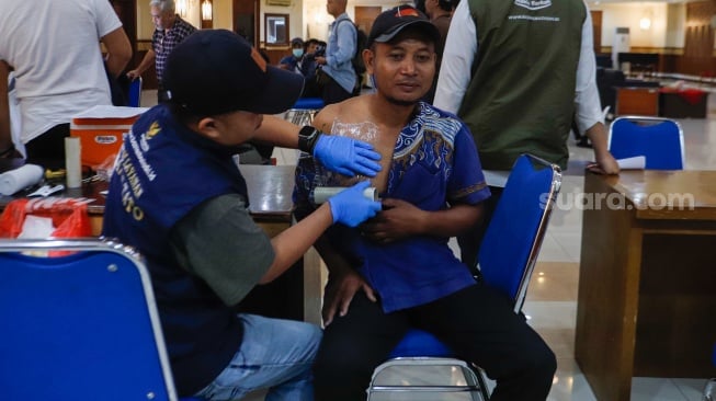 Warga mengikuti Layanan Hapus Tato Ramadan di Kantor Wali Kota Jakarta Pusat, Jakarta, Selasa (26/3/2024). [Suara.com/Alfian Winanto]