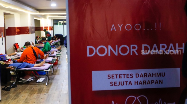 Warga mendonorkan darah dalam kegiatan Donor Darah pada bulan Ramadan di Jakarta Internasional Stadium, Jakarta, Selasa (26/3/2024). [Suara.com/Alfian Winanto]