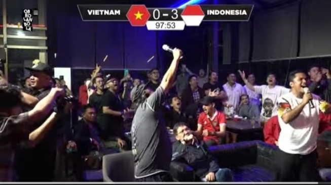 Ekspresi Bung Towel jadi sorotan saat Timnas Indonesia menghancurkan Vietnam 0-3 di Kualifikasi Piala Dunia 2026. [Youtube Sport77 Official]
