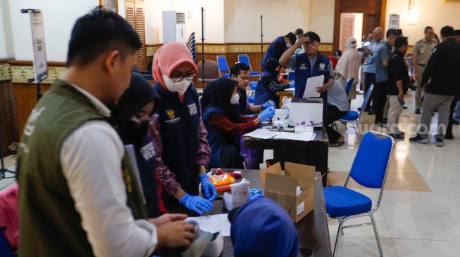 Warga mengikuti Layanan Hapus Tato Ramadan di Kantor Wali Kota Jakarta Pusat, Jakarta, Selasa (26/3/2024). [Suara.com/Alfian Winanto]