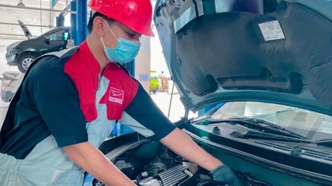 Mekanik tengah mempersiapkan kendaraan konsumen agar prima selama Mudik dan Balik Lebaran 2024 [PT Astra Daihatsu Motor]