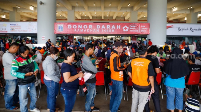 Warga antre untuk mendonorkan darah dalam kegiatan Donor Darah pada bulan Ramadan di Jakarta Internasional Stadium, Jakarta, Selasa (26/3/2024). [Suara.com/Alfian Winanto]