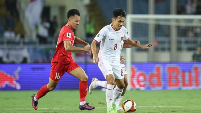 Pemain Timnas Indonesia Witan Sulaeman saat berhadapan dengan Vietnam dalam lanjutan Grup F Kualifikasi Piala Dunia 2026 zona Asia di Stadion My Dinh, Hanoi, Selasa (26/3/2024). (Dok. PSSI).