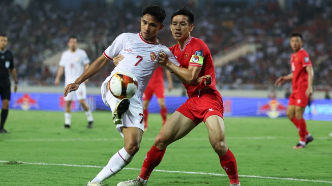 Pemain Timnas Indonesia Marselino Ferdinan saat berduel dengan kapten Vietnam Do Hung Dung dalam lanjutan Grup F Kualifikasi Piala Dunia 2026 zona Asia di My Dinh Stadium (Dok. PSSI).