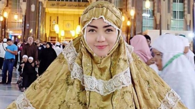 Artis Umrah Tanpa Didampingi Suami (Instagram/@bellashofie_suryo)