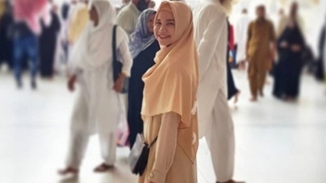 Artis Umrah Tanpa Didampingi Suami (Instagram/@itsrossa910)