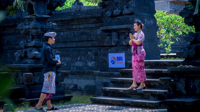 BRI Peduli Salurkan Bantuan Sembako bagi Warga Desa Adat Pesedahan Bali