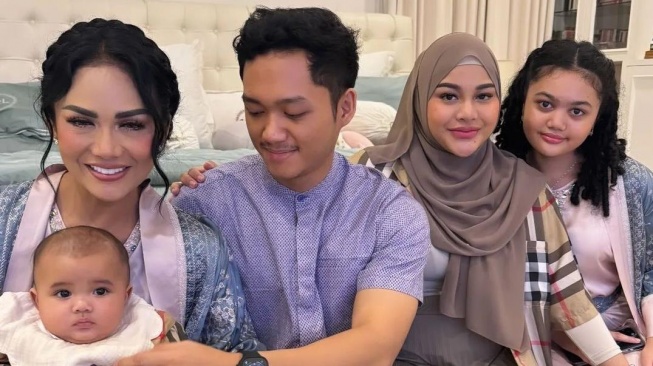 Aurel Hermansyah Kasih Jam Tangan Mewah, Apa Kado Ulang Tahun Azriel untuk Kris Dayanti?