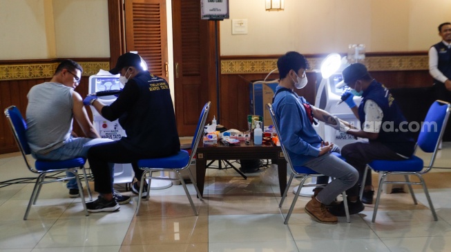 Warga mengikuti Layanan Hapus Tato Ramadan di Kantor Wali Kota Jakarta Pusat, Jakarta, Selasa (26/3/2024). [Suara.com/Alfian Winanto]