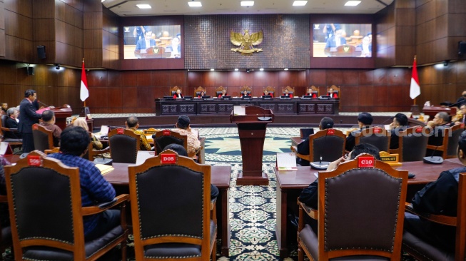 Suasana jalannya sidang perdana Perselisihan Hasil Pemilu Umum (PHPU) dengan pemohon pasang Capres-Cawapres nomor urut tiga Ganjar Pranowo dan Mahfud MD di Gedung Mahkamah Konstitusi, Jakarta, Kamis (27/3/2024). [Suara.com/Alfian Winanto]