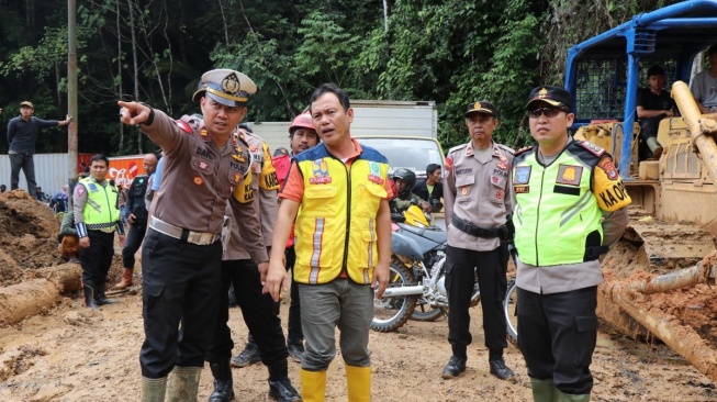 Perbaikan Jalan Liwa-Krui Tertimbun Longsor Diharapkan Rampung H-10 Idul Fitri