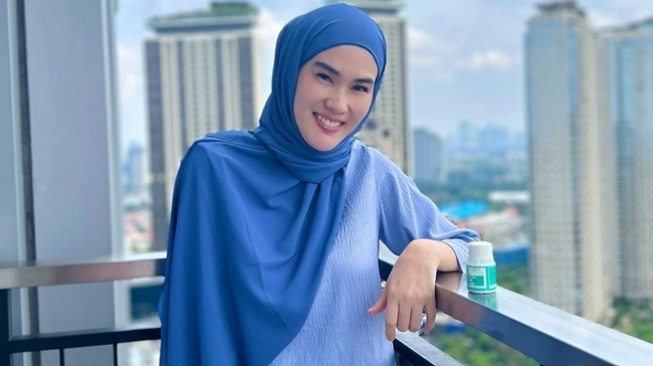 Nyesek, Anak Stevie Agnecya Ungkap Kehilangan Sosok Sang Ibu yang Biasa Salat Berjamaah