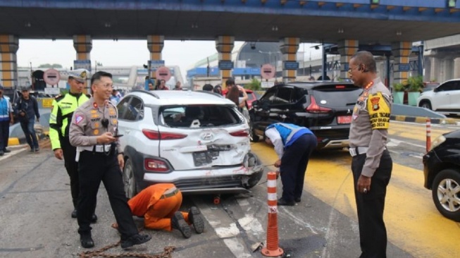 Dirlantas Polda Metro Jaya Kombes Pol Latif Usman (kanan) saat mengecek kecelakaan di Gerbang Tol Halim, Rabu (27/3/2024). ANTARA/HO-Direktorat Lalu Lintas Polda Metro Jaya