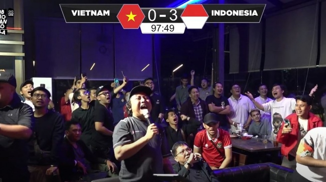 Bung Towel saat menyaksikan laga Vietnam vs Indonesia. (YouTube/Sport77)