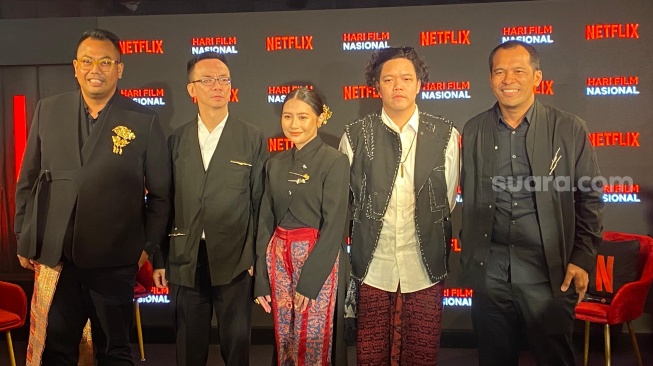 Prilly Latuconsina bersama sejumlah pelaku film di konferensi pers Hari Film Nasional bersama Netflix Indonesia di kawasan Cikini, Jakarta Pusat, Rabu (27/3/2024). [Suara.com/Tiara Rosana]