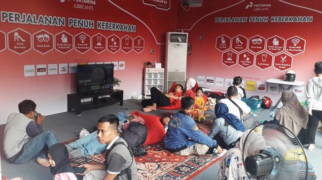 Terlihat para peserta mudik memanfaatkan posko Lesehan Enduro untuk beristirahat sebelum melanjutkan perjalanan ke kampung halaman [PT Pertamina Lubricants].