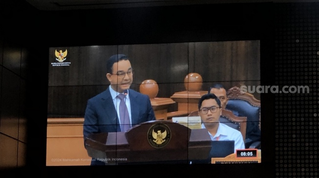 Anies Baswedan saat bicara di gedung Mahkamah Konstitusi, Rabu (27/3/2024). (Suara.com/Dea)