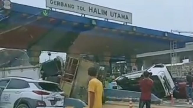 Kecelakaan Beruntun Di Gerbang Tol Halim Utama, Mobil Bergelimpangan, 4 Korban Dievakuasi