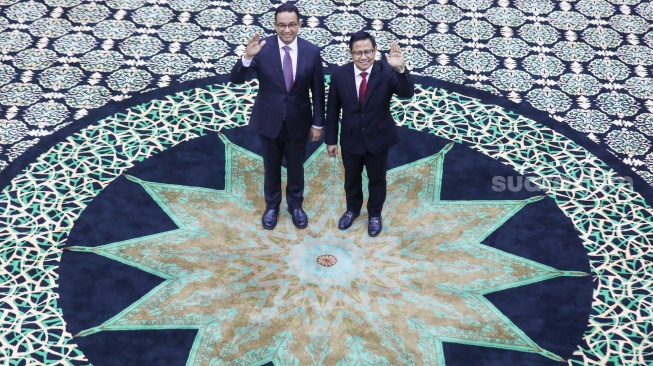 Pasangan Capres-Cawapres nomor urut satu, Anies Baswedan (kiri) dan Muhaimin Iskandar (kanan) saat mengikuti sidang perdana perselisihan hasil Pilpres 2024 di Gedung Mahkamah Konstitusi, Jakarta, Kamis (27/3/2024). [Suara.com/Alfian Winanto]