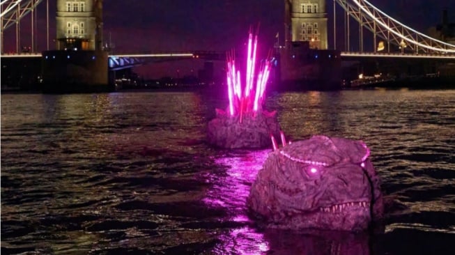 Jelang Perilisan Film, Sosok Godzilla dan Kong Muncul di Sungai Thames