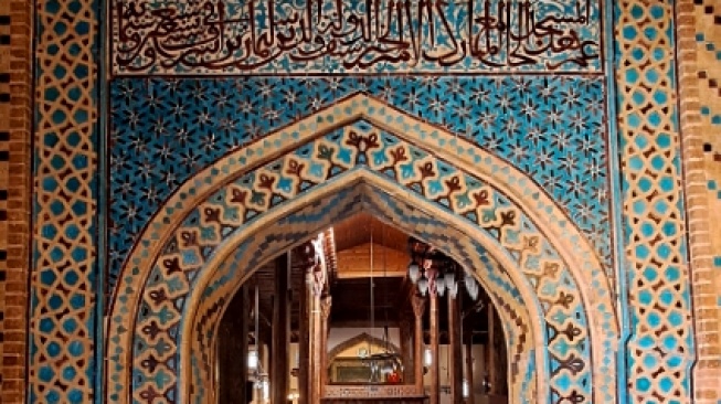 Motif berwarna toska ciri khas masjid kayu Beyehir Erefolu [suara.com/elizagusmeri]