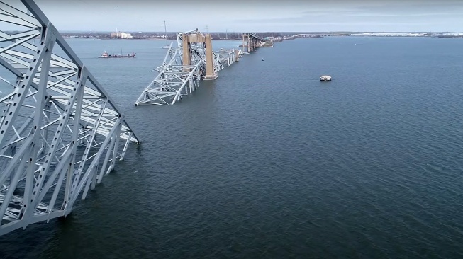Tangkapan layar darik Dewan Keselamatan Transportasi Nasional, menunjukkan bagian rangka baja Jembatan Francis Scott Key setelah jembatan tersebut runtuh di Baltimore, Maryland, Amerika Serikat, Selasa (26/3/2024). [AFP]