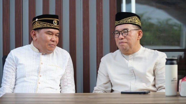 Sultan Paser, Muhammad Jarnawi (kiri) dan Pj Bupati PPU, Makmur Marbun (kanan). [kaltimtoday.co]