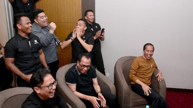 Presiden Joko Widodo atau Jokowi saat menyaksikan laga Timnas Indonesia vs Vietnam bersama sejumlah menteri di Kota Palu, Sulawesi Tengah, Selasa (26/3) malam. [Biro Pers Sekretariat Presiden]