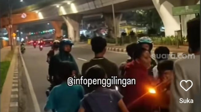 Panen Pujian, Viral Aksi Bocil Cegat Pemotor Lawan Arah di Flyover Pondok Kopi: Bahaya Pak, Putar Balik!