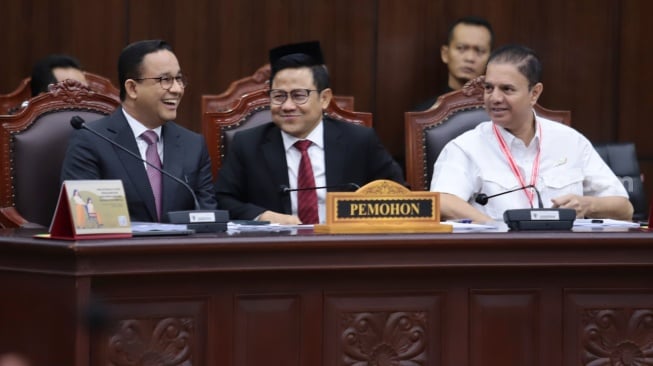 Capres-Cawapres nomor urut satu, Anies dan Cak Imin saat menjalani sidang perdana sengketa Pilpres 2024 di MK. (Suara.com/Rakha)