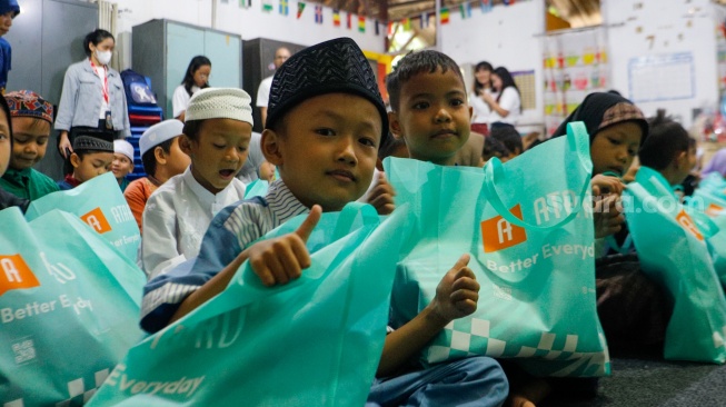 Anak-anak mengikuti acara Takjil Gratis In Friday (TGIF) Suara Hati Ramadan di Sekolah Alternatif untuk Anak Jalanan (SAAJA), Jakarta, Kamis (28/3/2024). [Suara.com/Alfian Winanto]