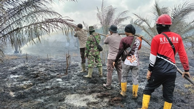 Tim gabungan memadamkan kebakaran hutan dan lahan (karhutla) di Bengkalis. [Dok Polres Bengkalis]