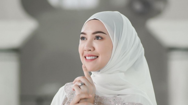 Happy Asmara tampil dalam balutan busana gamis dan hijab (Instagram/@happy_asmara77)
