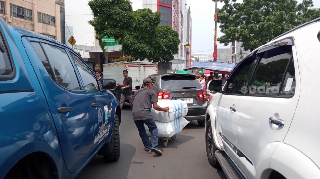 Cerita Kuli Angkut Pasar Tanah Abang Di Tengah Gempuran Toko Online, Dapat Rp 50 Ribu Makin Berat