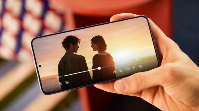 HP Samsung Galaxy S24 dengan Layar AMOLED. [Samsung]